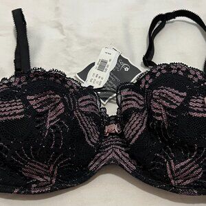 Victoria Secret underwire bra with light lining. NWT